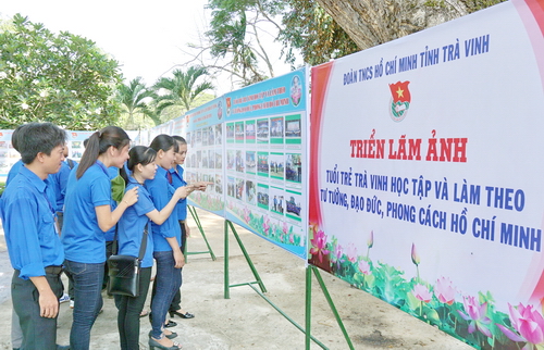 Đại biểu và các trại sinh tham quan triển lãm ảnh “Tuổi trẻ Trà Vinh học tập và làm theo tư tưởng, đạo đức, phong cách Hồ Chí Minh”